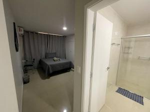 巴西利亚Casa do Naldo的一间带床和淋浴的小卧室