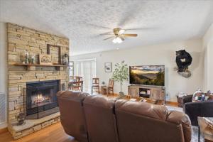 Телевизор и/или развлекательный центр в Smoky Arrow by Beyond Expectations wHot Tub Bar