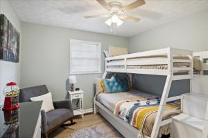 Кровать или кровати в номере Smoky Arrow by Beyond Expectations wHot Tub Bar