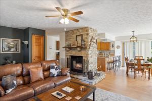 Гостиная зона в Smoky Arrow by Beyond Expectations wHot Tub Bar