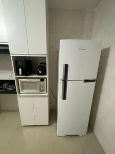 巴西利亚Casa do Naldo的厨房配有白色冰箱,配有微波炉 更多26张照片