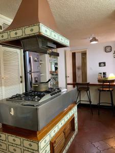 una cocina con fogones y una olla. en Casa Bugambilia Guanajuato, en Guanajuato