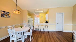 a kitchen and dining room with a table and chairs at Adorable 1BR condo with pool view at Magnolia in Myrtle Beach