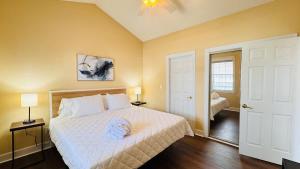 a bedroom with a bed and two lamps and a window at Adorable 1BR condo with pool view at Magnolia in Myrtle Beach