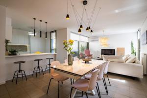 een keuken en woonkamer met een tafel en stoelen bij Award-winning White-spot in Athene