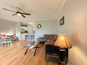 Posezení v ubytování First floor gorgeous condo in Myrtle Beach