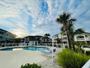 Bazén v ubytování First floor gorgeous condo in Myrtle Beach nebo v jeho okolí