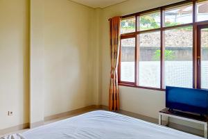 Postel nebo postele na pokoji v ubytování Urbanview Resort Villa Andy Tour Cisarua Puncak