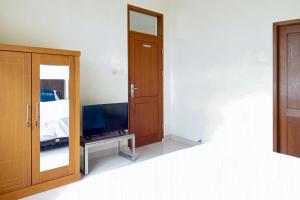 Postel nebo postele na pokoji v ubytování Urbanview Resort Villa Andy Tour Cisarua Puncak