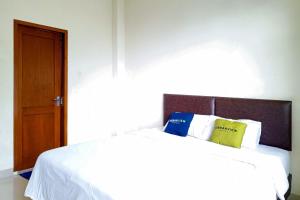 Postel nebo postele na pokoji v ubytování Urbanview Resort Villa Andy Tour Cisarua Puncak