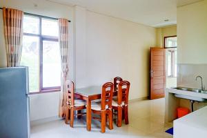 Kuchyň nebo kuchyňský kout v ubytování Urbanview Resort Villa Andy Tour Cisarua Puncak