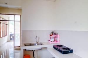 Kuchyň nebo kuchyňský kout v ubytování Urbanview Resort Villa Andy Tour Cisarua Puncak