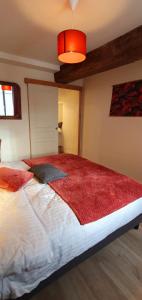 Postel nebo postele na pokoji v ubytování Sancerre centre, Appartement duplex et ou Chambre indépendante, modulable