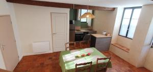 Kuchyň nebo kuchyňský kout v ubytování Sancerre centre, Appartement duplex et ou Chambre indépendante, modulable
