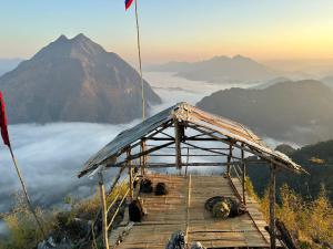 NongkhiawHeaven Backpackers Hostel的山景木制码头