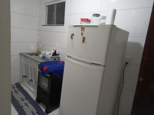 una nevera blanca en una cocina con fregadero en Marcos, en Cabo Frío