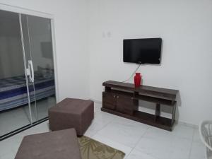 sala de estar con TV y caja en Marcos, en Cabo Frío
