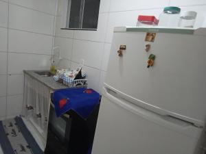 una nevera con imanes en la cocina en Marcos, en Cabo Frío 3 fotos más