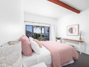 パイヒアにあるVilla Palms Paihiaの白いベッドルーム(ピンクベッド1台、窓付) +27枚の写真