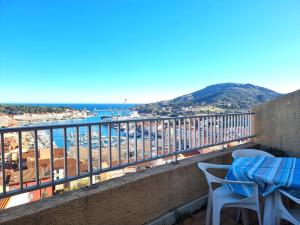 un balcon avec une table et des chaises et une vue sur l'océan dans l'établissement Port-Vendres: Studio cabine avec terrasse, à 2 pas du port - FR-1-309-256, à Port-Vendres