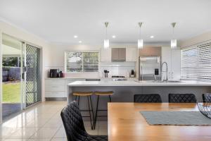 Imagen de la galería de Very well presented 3 bedroom home welcoming 8 guests and the dog is allowed too, en Mooloolaba