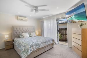 Imagen de la galería de Very well presented 3 bedroom home welcoming 8 guests and the dog is allowed too, en Mooloolaba 8 fotos más