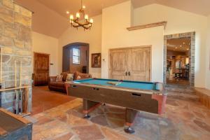 Τραπέζι μπιλιάρδου στο 14 Guests 5BR 2BA At-Home Gym & Spacious Living