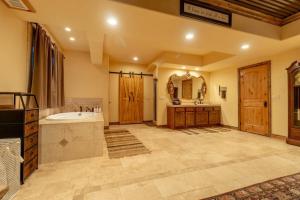 Ένα μπάνιο στο 14 Guests 5BR 2BA At-Home Gym & Spacious Living +28 φωτογραφίες