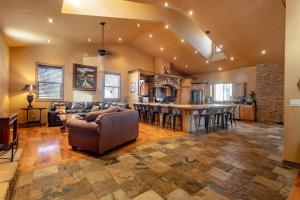 Χώρος καθιστικού στο 14 Guests 5BR 2BA At-Home Gym & Spacious Living