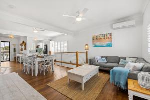 Ruang duduk di Just Beachy Pet Friendly 4 Mins Walk to Beach