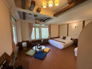 Una cama o camas en una habitación de 福緣山莊 桃園市民宿004號