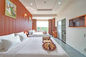 Habitación de hotel con cama blanca grande y TV en Venus Hotel, en Ho Chi Minh 32 fotos más