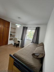 una camera da letto con un letto, una scrivania e una finestra di HOUSING Padre CLARET, Sanatorio Allende , Hospital Privado, Campus Siglo 21, Univ Blas Pascal, Estadio Kempes, FERIAL, Aeropuerto a Córdoba