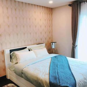 Giường trong phòng chung tại Stylist Snug Room at Vidi Condominium Walking to Nimman