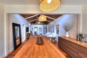 una sala de estar con una mesa en el centro en Old Town Main House Guest House Close To Duval, en Key West