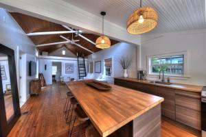 Una cocina con una mesa de madera y un comedor. en Old Town Main House Guest House Close To Duval, en Key West