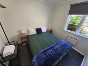 Postel nebo postele na pokoji v ubytování LKNZ Lodge & Cafe