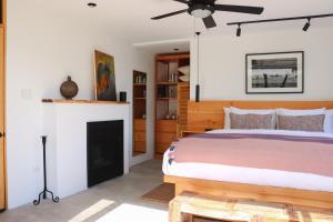 a bedroom with a bed and a fireplace at Aviva Hotel in Tzununá +92 photos