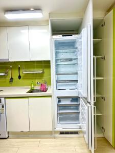 Η κουζίνα ή μικρή κουζίνα στο SS Cosy single studio near Sindaebangsamgeori station
