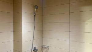 une douche avec pommeau de douche dans une salle de bain dans l'établissement Comfort and Homey Studio at Margonda Residence 5 Apartment By Travelio, à Depok 10 autres photos