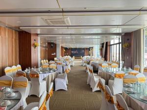 a banquet hall with white tables and chairs at Bình An Nhiên hotel in Ninh Binh