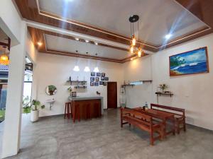 a living room with a table and a kitchen at Walur Surf Villa II in Wainapal