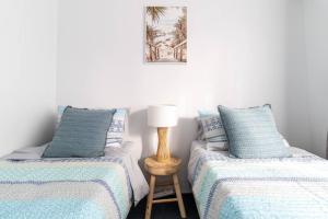 Ένα ή περισσότερα κρεβάτια σε δωμάτιο στο Serenity On Smith 2 Bedroom Apt