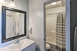 Un baño con lavabo y ducha con espejo. en Blue Water at Bear Lake, en Fish Haven