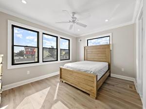 Stunning Ocean Block W-A Pool, New Construction!客房内的一张或多张床位