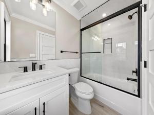 Stunning Ocean Block W-A Pool, New Construction!的一间浴室