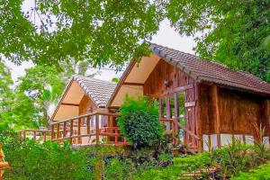 una pequeña casa en medio de un bosque en Saitharn Iyara Resort, en Sai Yok