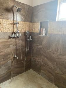 ein Badezimmer mit Dusche mit Glastür in der Unterkunft Casa Miguel Hidalgo 6 Bedroom, 4 Bath for 20 people in Puerto Peñasco + 30 Fotos