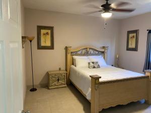 ein Schlafzimmer mit einem Bett und einem Deckenventilator in der Unterkunft Casa Miguel Hidalgo 6 Bedroom, 4 Bath for 20 people in Puerto Peñasco