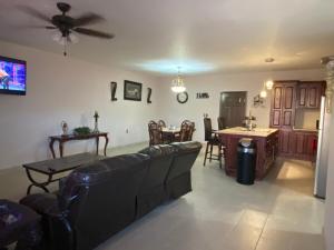 ein Wohnzimmer mit Sofa und Tisch in der Unterkunft Casa Miguel Hidalgo 6 Bedroom, 4 Bath for 20 people in Puerto Peñasco